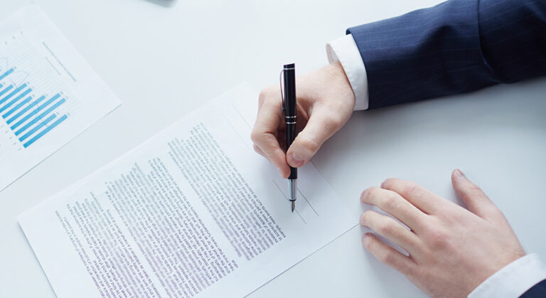Firma falsa en contrato bancario